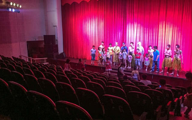Hình ảnh thảm hại tại buổi diễn của sân khấu Minh Béo ngày 1/6: Khi khán giả bức xúc, quay lưng
