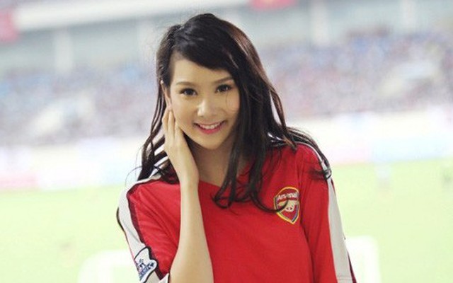 Ngắm hai hot-girl fan Arsenal từng gây "sốt" sân Mỹ Đình