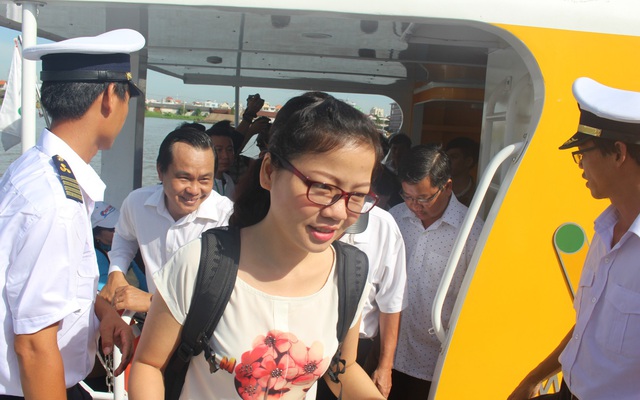 Hàng trăm người dân háo hức đi tuyến buýt đường thủy đầu tiên ở TP HCM