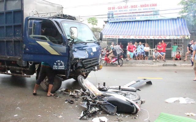 Bình Dương: Lao xe máy vào đầu xe tải, 2 thanh niên tử vong tại chỗ