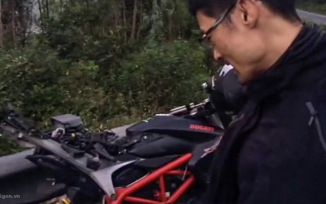 Johnny Trí Nguyễn gặp tai nạn, xe Ducati vỡ nát