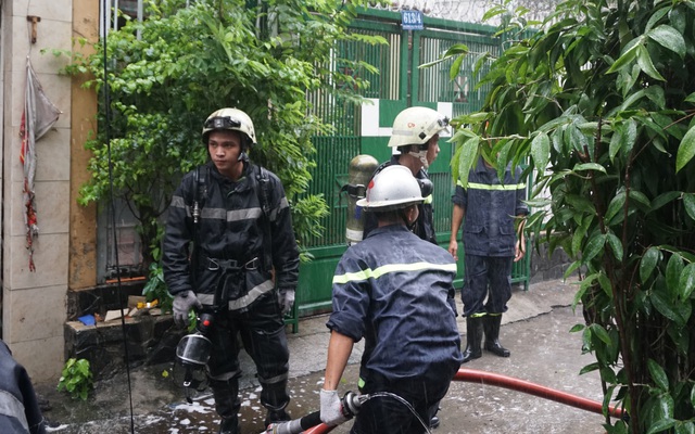 TP HCM: Cảnh sát “đội mưa” chữa cháy căn nhà nằm sâu trong hẻm