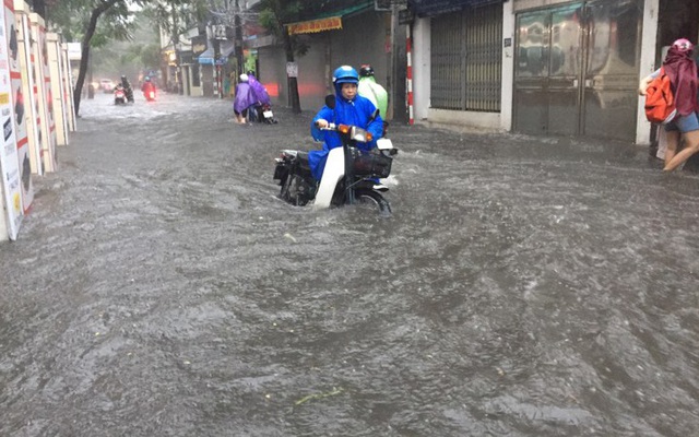 Hà Nội: Mưa lớn ảnh hưởng bão số 2, nhiều tuyến đường biến thành "sông"