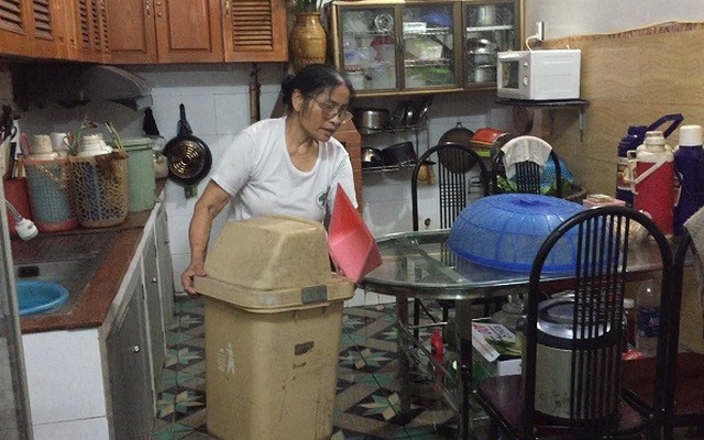 Hà Nội: Mưa lớn, nước cống, rác rưởi bủa vây hàng trăm ngôi nhà ở Yên Hòa