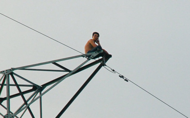 Người từng cố thủ trên cột điện cao thế 8 giờ liền lại tiếp tục leo cột điện