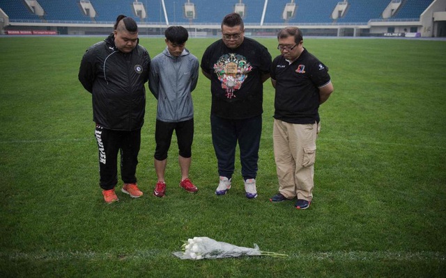 CĐV đến sân bày tỏ nỗi tiếc thương cựu sao Premier League qua đời trên đất Trung Quốc