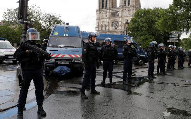 Pháp: Kẻ dùng búa tấn công cảnh sát bị bắn bên ngoài nhà thờ Notre Dame, Paris