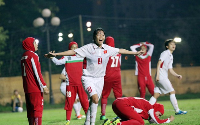 "Nữ Beckham" lập siêu phẩm solo, giúp Việt Nam đánh bại cường địch