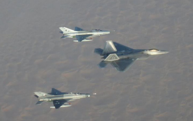 MiG-21 đối đầu F-22 và kết quả không ngờ