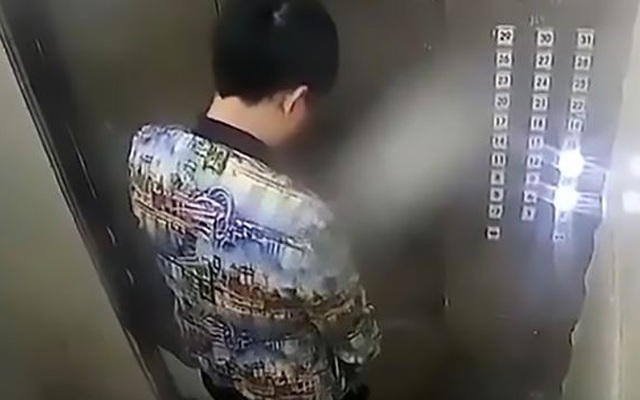 Vô tư tiểu bậy trong thang máy, gã trai phát hoảng khi phải trả giá chỉ sau vài giây