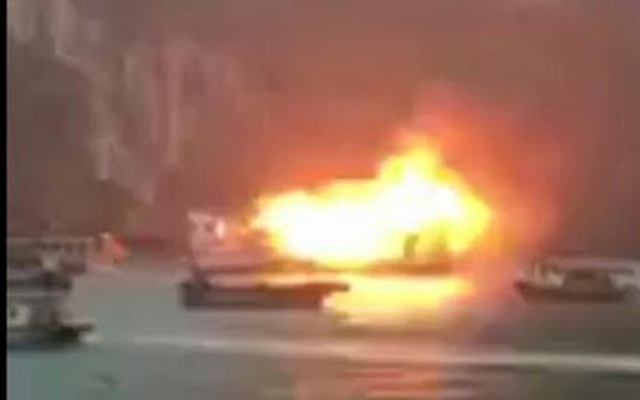 Tàu du lịch chở 21 người bất ngờ bốc cháy trên vịnh Hạ Long