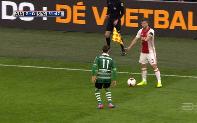 XẤU TÍNH: Hậu vệ Ajax lợi dụng chấn thương của đồng đội để qua người
