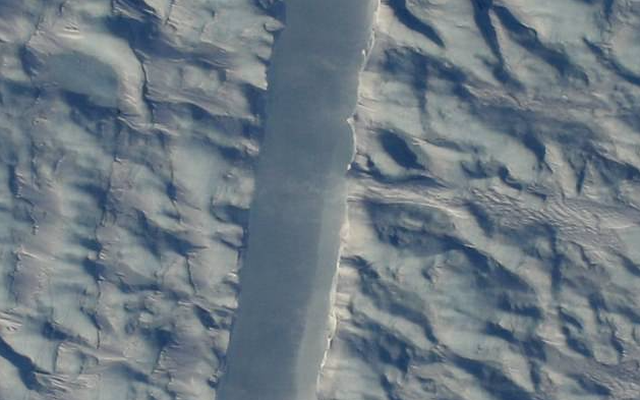 Greenland xuất hiện vết băng nứt bất thường, NASA "đứng ngồi không yên"