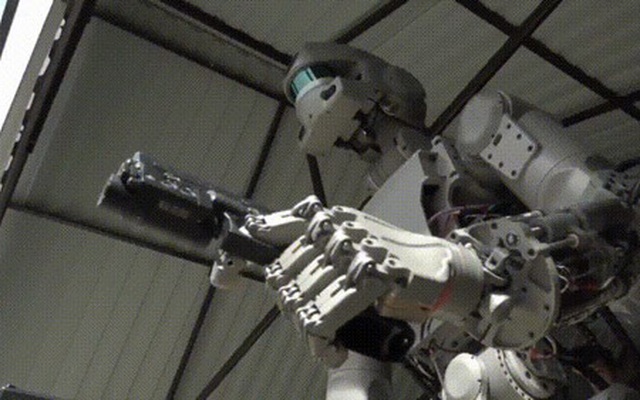 Robot bắn súng bằng hai tay gây tranh cãi dữ dội về "cỗ máy giết người"