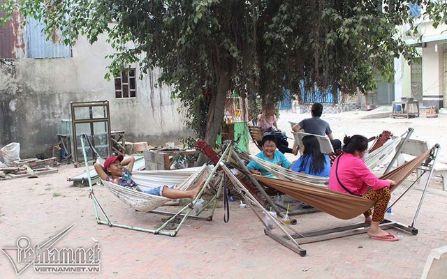 Sạt lở ở An Giang: Dân mất nhà, mắc võng ngủ trong chùa