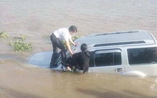 Ôtô 7 chỗ tông chết nhân viên bến phà rồi lao xuống sông