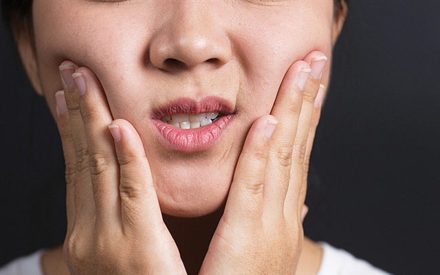 Sau một đêm thức dậy, răng miệng đau nhức dữ dội: Bệnh gì?