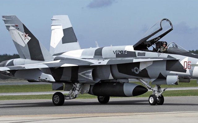Tiêm kích F/A-18 Mỹ giả dạng máy bay Nga bị vứt bỏ không thương tiếc: Chơi đòn hiểm?