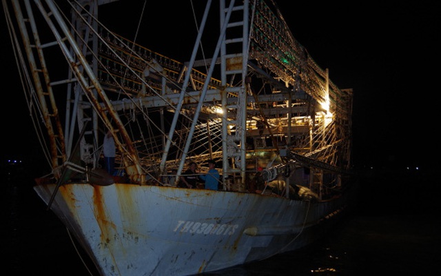 Tàu cá Thanh Hóa cùng 10 ngư dân đã cập cảng cá Quy Nhơn an toàn