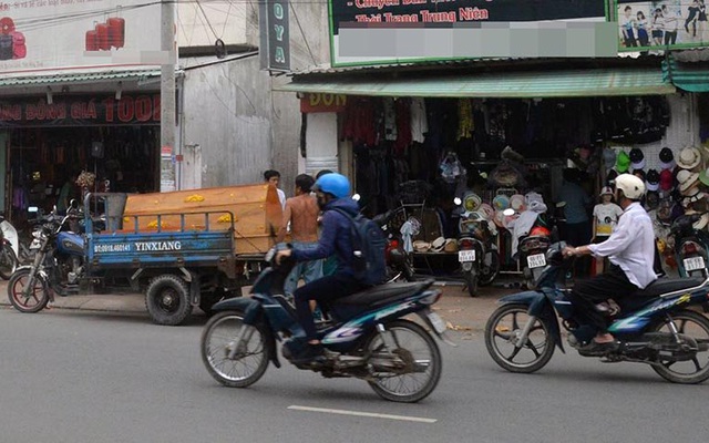 Cha treo cổ, con chết thương tâm trong thùng nước ở miền Tây