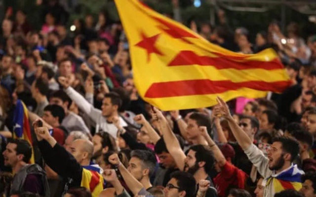 Dân Catalan đi bỏ phiếu, Tây Ban Nha tuyên bố không có “trưng cầu”