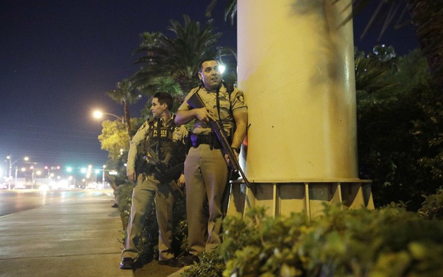 Cảnh sát công bố video truy lùng nghẹt thở dưới "mưa đạn" của tay súng Las Vegas