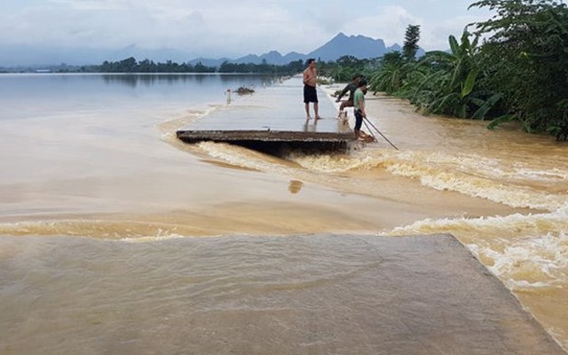 Hà Nội: Vỡ đê ở Chương Mỹ nhấn chìm nhà dân