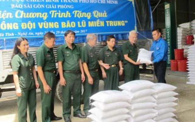 Hỗ trợ gạo cứu đói cho người dân vùng bị bão lũ
