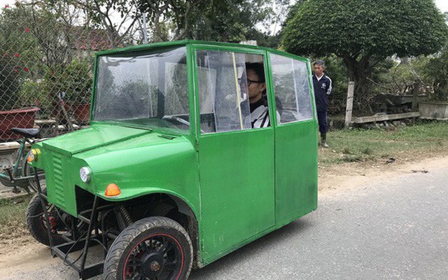 Cha tự chế "xế hộp” chạy điện để chở con đi học