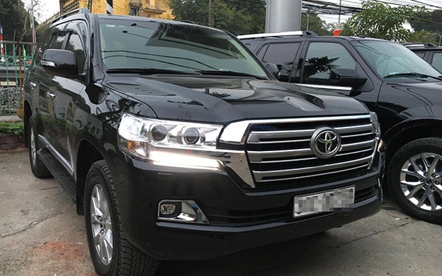Làm rõ 2 ô tô Land Cruiser trị giá nhiều tỷ do doanh nghiệp tặng tỉnh Nghệ An