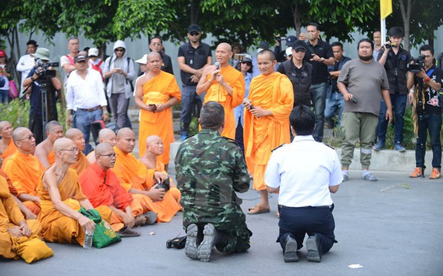 Cận cảnh cuộc đối đầu trong ngôi đền Dhammakya ở Thái Lan