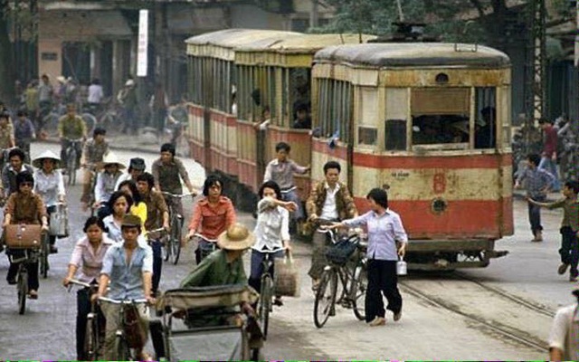 Nhìn bus BRT nay, lại nhớ tàu điện xưa ở Hà Nội