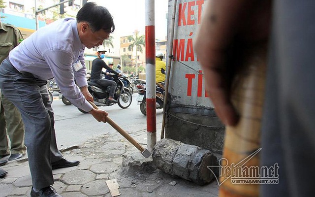 Cán bộ phường mang búa tạ đập bỏ vỉa hè Hà Nội