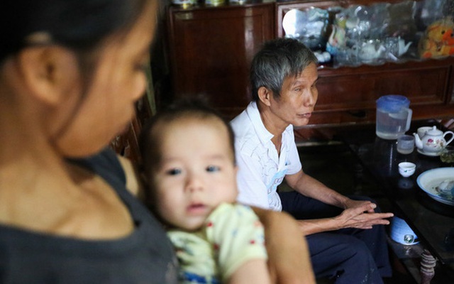 Làm gà trống nuôi con bao năm, ông Dương mù giờ thành gà ông nuôi cháu vì con gái tâm thần "chửa hoang"