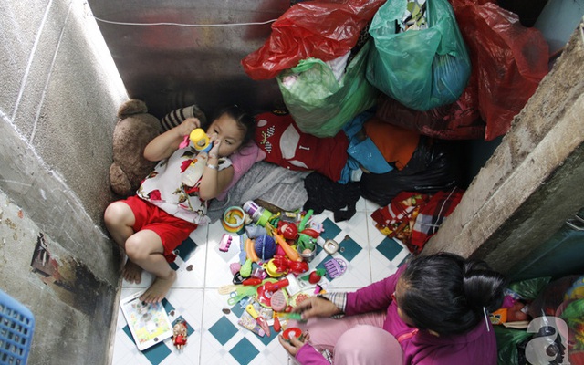Cuộc sống trong ngôi nhà 1m2 của 2 mẹ con giữa trung tâm Sài Gòn: Sáng bám vỉa hè, đêm ngủ ngoài cửa