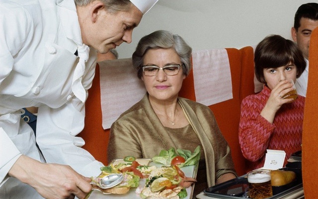 13 bức ảnh cho thấy bữa ăn trên máy bay cách đây 60 năm sang chảnh gấp chục lần ngày nay