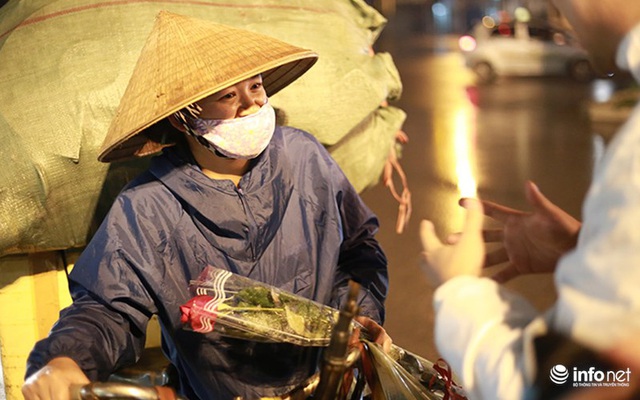 "Những người phụ nữ không nghỉ" rơi nước mắt khi được nhận hoa trong đêm mưa rét