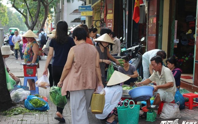 Xe biển xanh, hàng quán vẫn ‘cướp’ vỉa hè trắng trợn ở trung tâm Sài Gòn