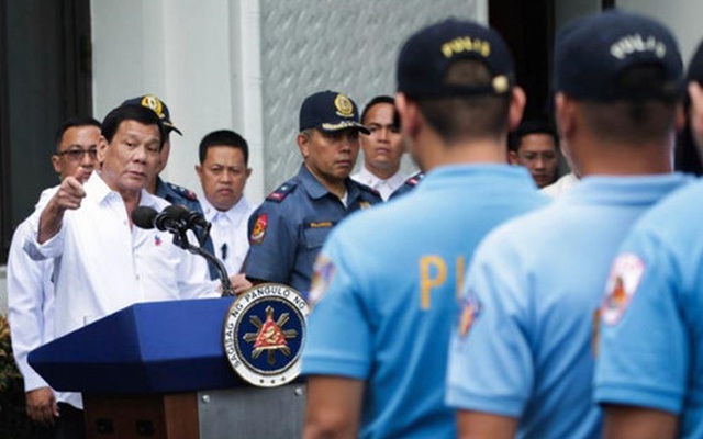 Ông Duterte bắt cảnh sát bẩn ra 'tiền tuyến'