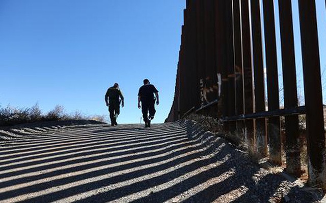 Bức tường dọc biên giới Mỹ - Mexico đắt gần gấp đôi dự tính của ông Trump