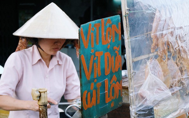 Từ tấm biển 10 năm của chị bán hàng rong Sài Gòn đến trào lưu "Vịt lộn vịt dữa cút lộn" làm mưa làm gió