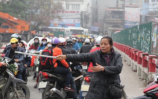 Bà bán nước 10 năm tình nguyện ra đường giải toả ùn tắc giao thông