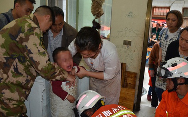 Trung Quốc: Mải chơi đùa, bé trai 3 tuổi bị kẹt cứng trong máy giặt