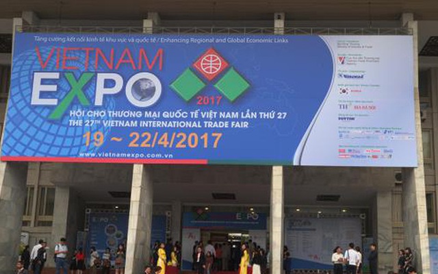 Nghịch lý sự kiện xúc tiến xuất khẩu EXPO: Toàn các cụ già, trẻ em, mặc quần áo ngủ vào hội chợ