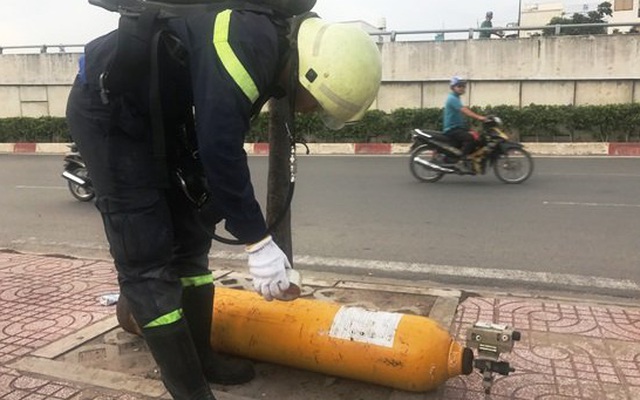 'Vật thể lạ' nghi chứa chất lỏng cực độc vứt bên đại lộ ở Sài Gòn