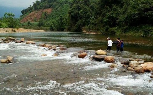 Cùng chồng cố băng qua suối về nhà, người vợ tử vong