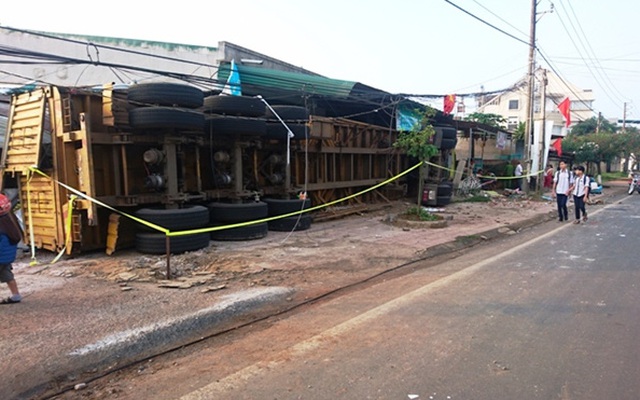 Xe chở 45 tấn alumin lật nhào đè sập 3 căn nhà ở Lâm Đồng