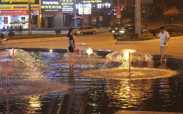 Hồ nước tại cột đồng hồ 42 tỷ biến thành... 'công viên nước'