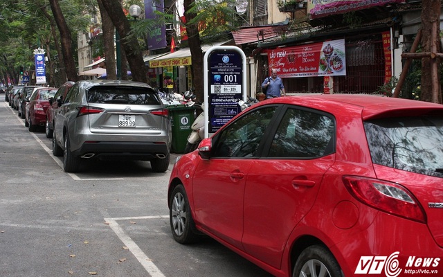 Ảnh: Tài xế sử dụng công nghệ đỗ xe thông minh tại Hà Nội thế nào?