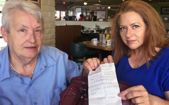 Một phụ nữ bất ngờ phát hiện lá thư kêu cứu bên trong chiếc túi mua ở Walmart